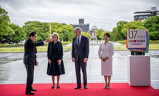 Japans Ministerpräsident Fumio Kishida (l) und seine Frau Yuko Kishida (r) begrüßen US-Präsident Joe Biden und First Lady Jill Biden zum G7-Gipfel. - Michael Kappeler/dpa