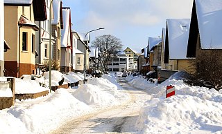 In vielen Straßen in Altenbeken ist es durch die aufgeschobenen Schneeberge sowohl auf den Fahrbahnen als auch auf den Bürgersteigen eng. - Kurt Blaschke