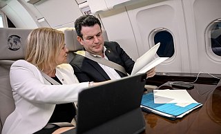 Nancy Faeser und Hubertus Heil auf dem Flug von Ottawa nach Toronto. - Britta Pedersen/dpa