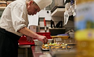 Vielen Bewerbern ist gar nicht klar, dass auch bei Haskenhoff in Steinhagen Köche gebraucht werden. Der Job hat einen enormen Vorteil im Vergleich zum Geschäft im klassischen Restaurant. - Jan Düfelsiek