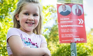 Die fünfjährige Marlin findet die Wahlplakate vor ihrer Kita äußerst interessant. Und legt jetzt selbst als Stadtpolitikerin schonmal los. - Sarah Jonek