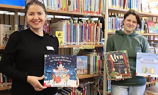 Die Stadtbücherei Bad Oeynhausen hat zu Weihnachten viele Geschichten zum Vorlesen und zum selber lesen im Angebot. Sevinc Girit und Gesa Wegner zeigen ein paar davon. - Dana Thoeren
