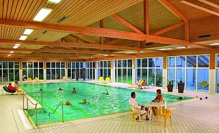 Thermalbad: Die Patienten in der Klinik Porta Westfalica schwimmen in Thermalwasser. - Klinik