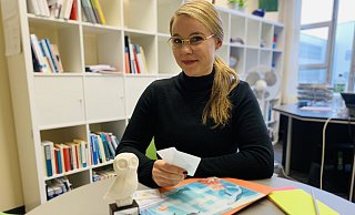 Psychologin Nicole Fritzler kombiniert relevante Lerninhalte mit spielerischen Methoden, wie Karten mit Lernwörtern. Die Eule gehört zum Innovationspreis, mit dem ihr Förderkonzept jetzt ausgezeichnet wurde. - Ivonne Michel