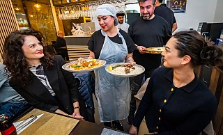 Gäste der ersten Stunde: Tunay Senlikoglu (l.) und Sara Kohestani (r.) lassen sich von Zohra und Meerwais kulinarisch verwöhnen. - Sarah Jonek