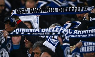 So einfach werden die Arminia-Fans nicht mit der Tabellenführung verwöhnt. - Teresa Kröger