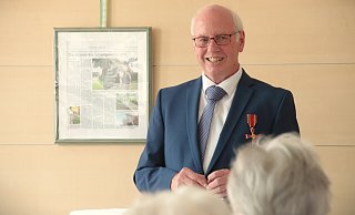 Hans-Josef Held trägt das Bundesverdienstkreuz am Jackett. - David Schellenberg