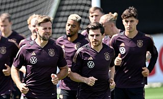 Aufgalopp für Polen: Niclas Füllkrug, Benjamin Henrichs, Jonas Hofmann und Kai Havertz laufen sich warm. - Federico Gambarini/dpa