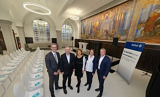 EvKB-Chef Thorsten Kaatze, Rainer Norden (v. Bodelschwinghsche Stiftungen), Dekanin Claudia Hornberg, Pflegedirektorin Petra Krause und der ärztliche Direktor Thomas Vordemvenne im alten Speisesaal. - Andreas Zobe