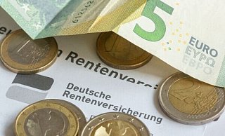 SYMBOLBILD - 24.04.2024, Berlin: Münzen und eine Banknote liegen auf einer Renteninformation der Deutschen Rentenversicherung. (zu dpa: «Rente steigt 2025 um rund 3,5 Prozent») Foto: Fernando Gutierrez-Juarez/dpa +++ dpa-Bildfunk +++ - Fernando Gutierrez-Juarez/dpa