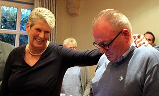 Susanne Rutenkröger und ihr Mann Dietrich am Sonntagabend. In wenigen Tagen geht es in den Urlaub, bevor sie sich in die neuen Aufgaben stürzt. - Björn Kenter