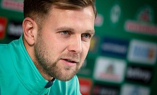 Bremens Niclas Füllkrug spricht bei einer Pressekonferenz. - Sina Schuldt/dpa