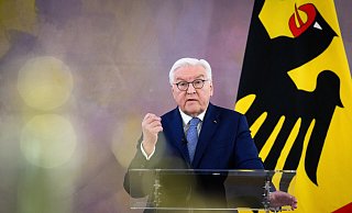 Das Bundesverdienstkreuz am Bandes wird durch den Bundespräsidenten Frank-Walter Steinmeier verliehen, meistens aber durch Ministerpräsidenten, Landesminister oder Bürgermeister ausgehändigt. - Bernd von Jutrczenka/dpa
