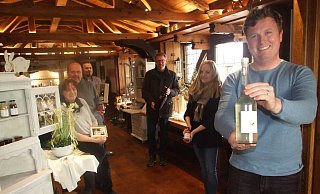 Eine ganze Gastronomen-Familie versucht mit kreativen Ideen in diesen schweren Zeiten zu überleben. Das Foto zeigt Jens und Sabine Stegkemper (v. l.), Benjamin Stegkemper, Küchenchef Peter Lusmöller, Katharina Stegkemper und Christian Stegkemper. - Karsten Schulz