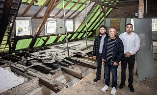 Mehmet Ari (Mitte) und seine Söhne Enrique (l.) und Zidane wollen aus dem Oerkenkrug wieder ein Schmuckstück machen. - Mike-Dennis Müller