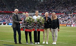 Verabschiedung vor dem Spiel gegen Österreich: Svenja Huth und Melanie Leupolz - Sebastian Christoph Gollnow/dpa