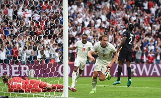 Harry Kane (2.vr) besiegelte Englands Sieg und damit das EM-Aus der deutschen Mannschaft. - Andy Rain/Pool EPA/dpa