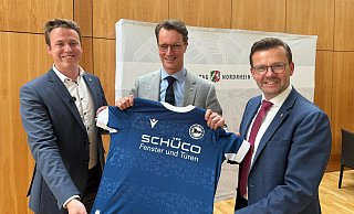 Der Bielefelder CDU-Abgeordnete Tom Brüntrup (v.l.) mit Ministerpräsident Hendrik Wüst und Fraktionskollege Raphael Tigges. - CDU-Fraktion NRW