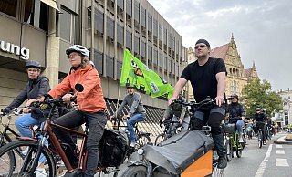 Etwa 100 Fahrradfahrer haben in der Bielefelder Innenstadt für bessere Infrastruktur demonstriert. - Gina Köhler Etwa 100 Fahrradfahrer haben in der Bielefelder Innenstadt für bessere Infrastruktur demonstriert. - Gina Köhler
