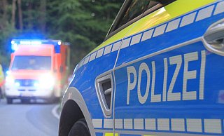 Beim Unfall auf der B83 bei Beverungen wurden drei Menschen verletzt. - Symbolbild/David Schellenberg