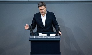Wirtschaftsminister Robert Habeck warnt die Union vor den Folgen einer Klage gegen den beschlossenen Nachtragshaushalt der Ampel-Regierung. - Foto: Bernd von Jutrczenka/dpa