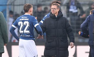 Arminia Bielefelds Sportchef Michael Mutzel (M.) hat bis zum Ende der Transferperiode noch eine Menge Arbeit vor sich. - Oliver Krato