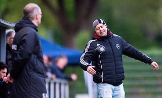 Was soll denn das? Herfords Trainer Tim Daseking (r.) fand einige Schiedsrichterentscheidungen schlichtweg irririerend. - Noah Wedel