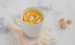 Dieser Tassenkuchen mit weißer Schokolade und Karamell von Back-Bloggerin Kathrin Runge steht innerhalb von ein paar Minuten auf dem Tisch. - Kathrin Runge/backenmachtguecklich.de/dpa-tmn