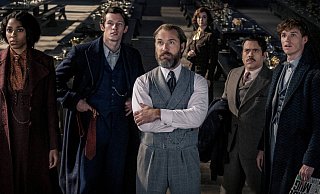 Im dritten Teil der Filmreihe um Newt Scamander (Eddie Redmayne, v. r.) baut dieser ein Team auf. Dan Folger, Fionna Glascott, Jude Law, Callum Turner und Jessica Williams verkörpern dieses Team. - picture alliance / ZUMAPRESS.com | Warner Bros.
