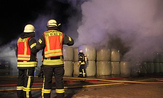 Die Feuerwehr im Einsatz auf einem Bauernhof in Kirchlengern. - Florian Weyand