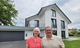 Bauherrin Hildegard Fuest und Bauamtsleiter Stephan Walter sprechen über die Steinhagener Klimaschutzsiedlung, die vor einigen Jahren als zukunftsweisend galt. - Jonas Damme