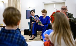 Elke Büdenbender, Ehefrau von Bundespräsident Steinmeier, liest Flüchtlingskindern aus der Ukraine im Schloss Bellevue Geschichten vor. Büdenbender ist eine der Schirmherrinen für das Buchprojekt «Better Time Stories». - Bernd von Jutrczenka/dpa/Archiv