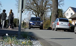 Ist der Fußweg auf der linken Seite neben dem Brummelweg frei, weichen Autos während der Fahrt gerne auf den Bürgersteig aus, um entgegenkommenden Fahrzeugen Platz zu machen. - Christian Geisler