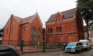 Polizeibeamte bewachen die Synagoge in der Komturstraße in Herford. Auch an anderen Stellen werde kontrolliert. - Elena Ahler