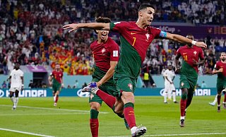 Portugals Cristiano Ronaldo jubelt nach seinem Elfmetertreffer gegen Ghana. - Manu Fernandez/AP/dpa