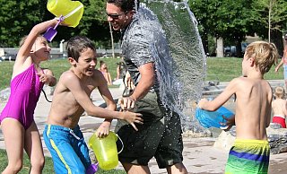 Im Sommer können Eltern und Kinder mehr Zeit draußen verbringen - für viele eine Erleichterung in der Pandemie. Doch die Möglichkeiten bleiben aufgrund der Beschränkungen begrenzt. Die Stadt will nachhelfen.