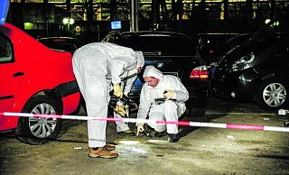 Experten der Mordkommission sicherten nach dem Messerangriff vor dem Markt die Spuren. Nun ist aus dem Opfer ein Täter geworden. - Mathiesen TV