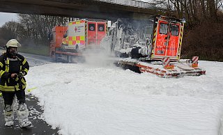Der Rettungswagen geriet auf der Ladefläche in Brand. - Feuerwehr Bad Wünnenberg