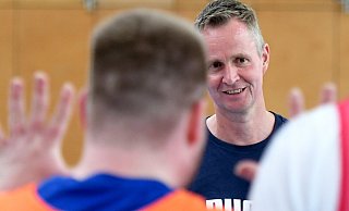 Gib mir Fünf: Die Spieler des hessischen Bezirksligisten HSG Hinterland bewerten hier das Training von André Fuhr mit der vollen Punktzahl, was den neuen Trainer des Handball-Oberligisten VfL Mennighüffen sichtlich freut. - Jürgen Krüger