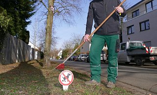 Baubetriebshofmitarbeiter Dirk Kampeter ist dafür zuständig, das Straßenbegleitgrün zu unterhalten. Ein neues Schild weist darauf hin: Hier ist kein Hundeklo. - Stadt Bünde
