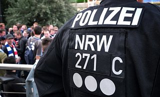 Die Polizei sucht einen Mann, der es auf die Wertgegenstände eines Stadiongängers abgesehen hatte. - Symbolbild: Andreas Frücht