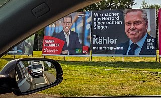 Wahlplakate in Herford: Bürgermeister Tim Kähler wirbt mit dem Slogan „Wir machen aus Herford einen echten Sieger“ und sorgt zumindest dafür, dass man länger hinschaut. - Kathrin Weege
