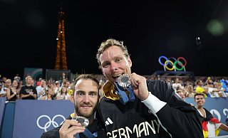 Das deutsche Beach-Duo Nils Ehlers (r) und Clemens Wickler holt Silber. - Rolf Vennenbernd/dpa