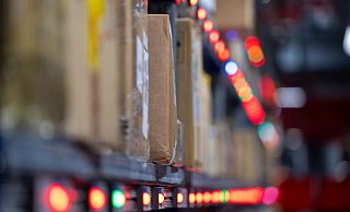 Der deutsche Zoll untersucht Pakete an Flughäfen stichprobenartig. - Hendrik Schmidt/dpa