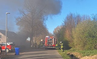 Eine Garage in Haaren bei Bad Wünnenberg steht am Montagabend in Vollbrand. - Feuerwehr Bad Wünnenberg