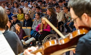 Junge Konzertbesucher lauschen gespannt der Nordwestdeutschen Philharmonie in Herford. - Ralf Bittner