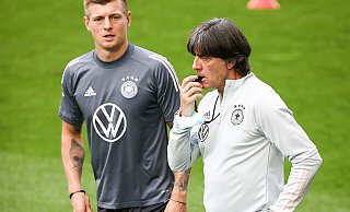 Löw warnt nach der Comeback-Ankündigung von Toni Kroos vor möglichen hierarchischen Problemen in der Nationalmannschaft. - Christian Charisius/dpa/Archivbild