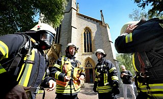 Am 22. August 2019 verschaffte sich die Gütersloher Feuerwehr einen Überblick über die Gegebenheiten vor und in der Martin-Luther-Kirche. - Andreas Frücht