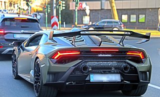 Ein Lamborghini Gallardo kostet in der Basisvariante schnell 150.000 Euro. Die Fahrer aus Minden setzten jedoch auf geliehende Boliden, wie die Polizei mitteilt. Symbolfoto: - IMAGO/Gottfried Czepluch