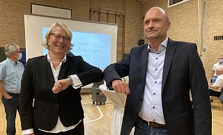 Ellbogen statt Handshake: Der unterlegene CDU-Kandidat Klaus Vorderbrüggen gratuliert der im Amt bestätigten Bürgermeisterin Susanne Mittag zur erneuten Wiederwahl. - Meinolf Praest